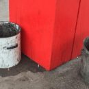 В Астрахани вместо урн для мусора развесили ржавые ведра и банки из под краски