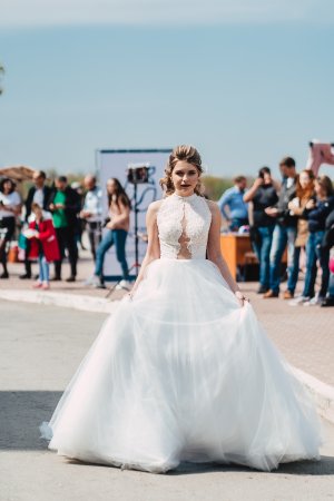 На набережной Астрахани прошло дефиле свадебной и вечерней моды