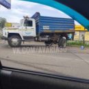 В Астрахани иномарка протаранила грузовик «Чистого города»