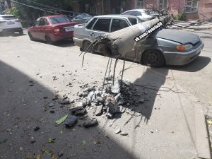 В центре Астрахани упавшие столбы подмяли два автомобиля