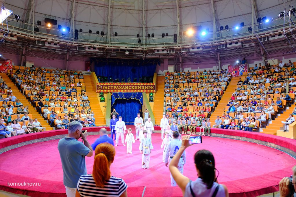 «Боевое братство» в Астрахани сводило детей в цирк