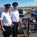 В Астраханской области полицейские тормозили машины и угощали водителей арбузами