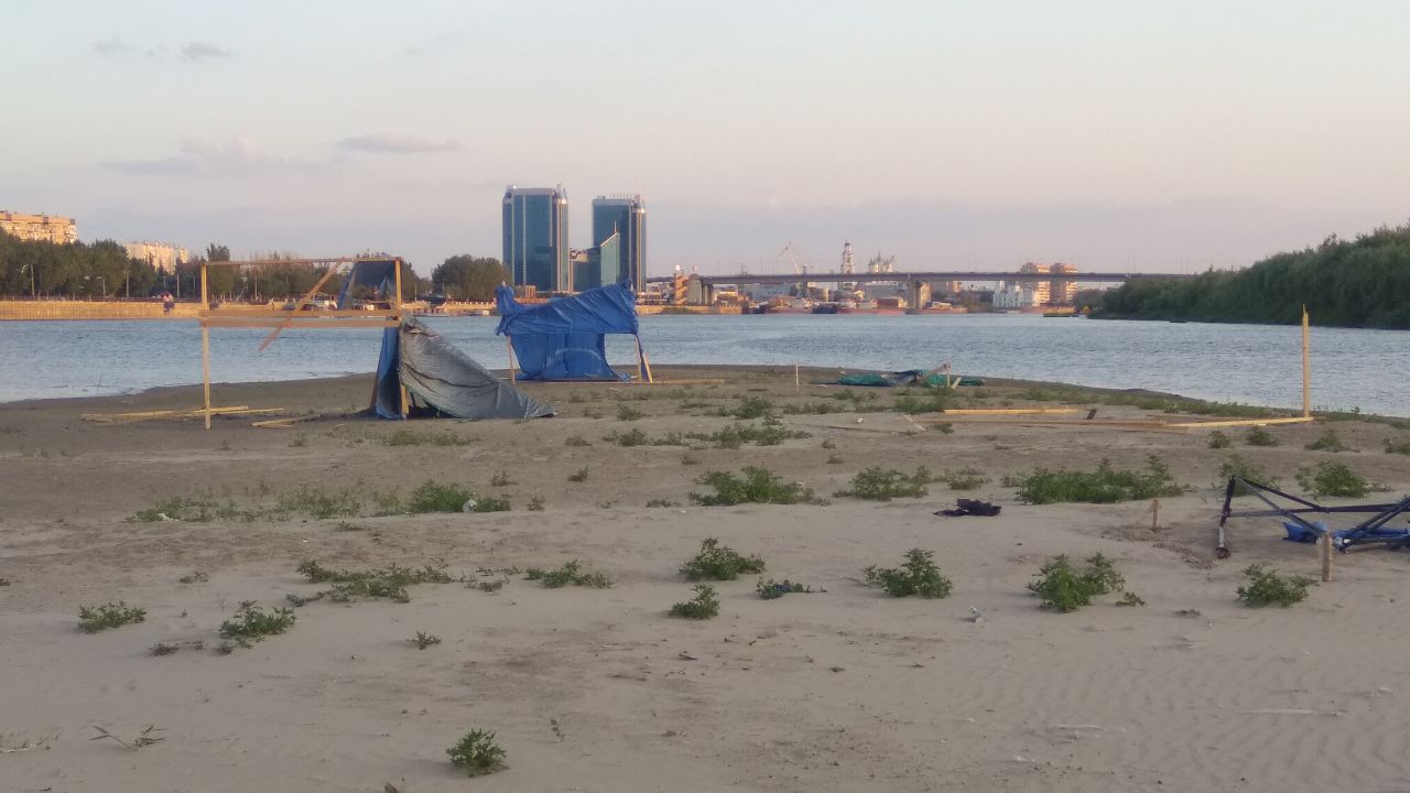 Благоустроенный пляж в Астрахани снова замусорили