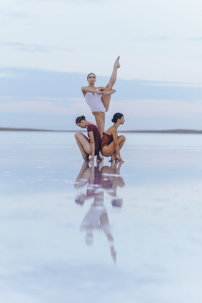 Астраханец сфотографировал балерин на соленом озере