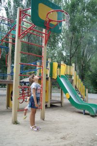 В Астрахани ребенок инспектирует детские площадки