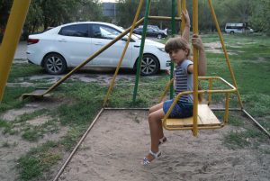 В Астрахани ребенок инспектирует детские площадки