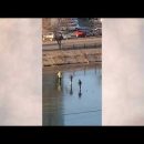 Астраханка сняла на видео опасные игры детей на льду