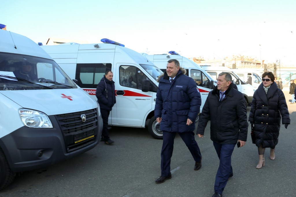Астраханский губернатор вручил главврачам больниц ключи от новых машин скорой помощи