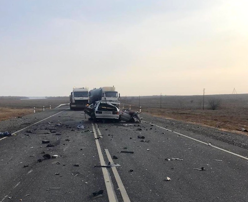Два микроавтобуса и легковая столкнулись под Астрахань — два человека погибли