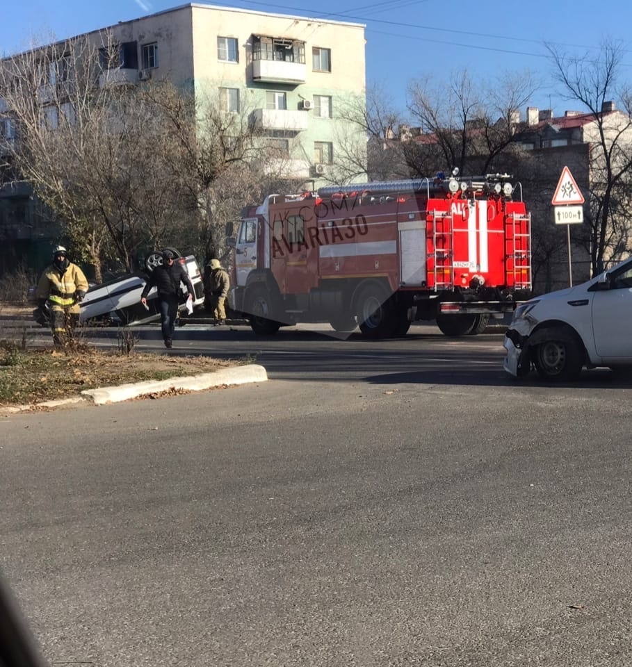 В Трусовском районе Астрахани перевернулся автомобиль