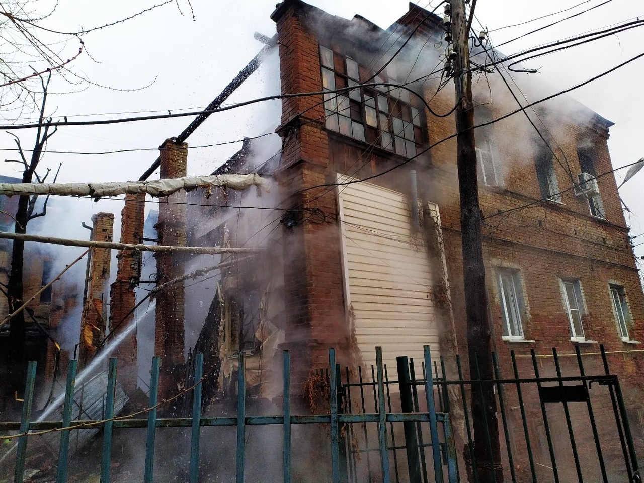 Астраханский губернатор выразил соболезнования родным погибшего на пожаре в центре города