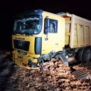 Под Астраханью в жесткой аварии с грузовиком пострадали два человека