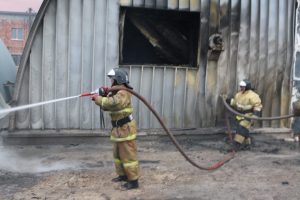Серьезный пожар склада под Астраханью тушили два часа