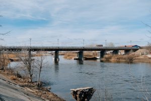 Оперативное вмешательство губернатора Игоря Бабушкина позволило устранить транспортный коллапс после закрытия Милицейского моста