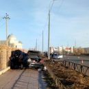 В Астрахани «Мерседес» вылетел на тротуар и протаранил кирпичный забор