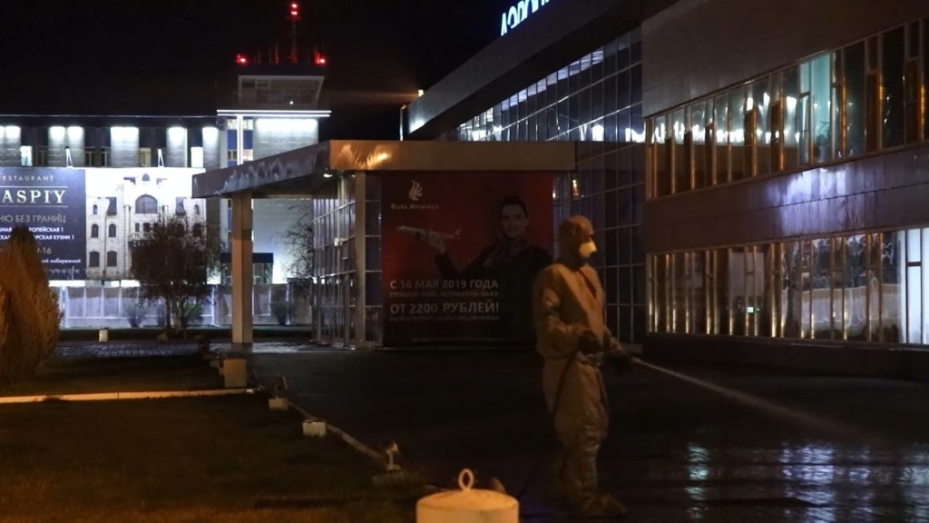 Ночью в Астрахани военные продезинфицировали аэропорт, рынок и еще одну больницу