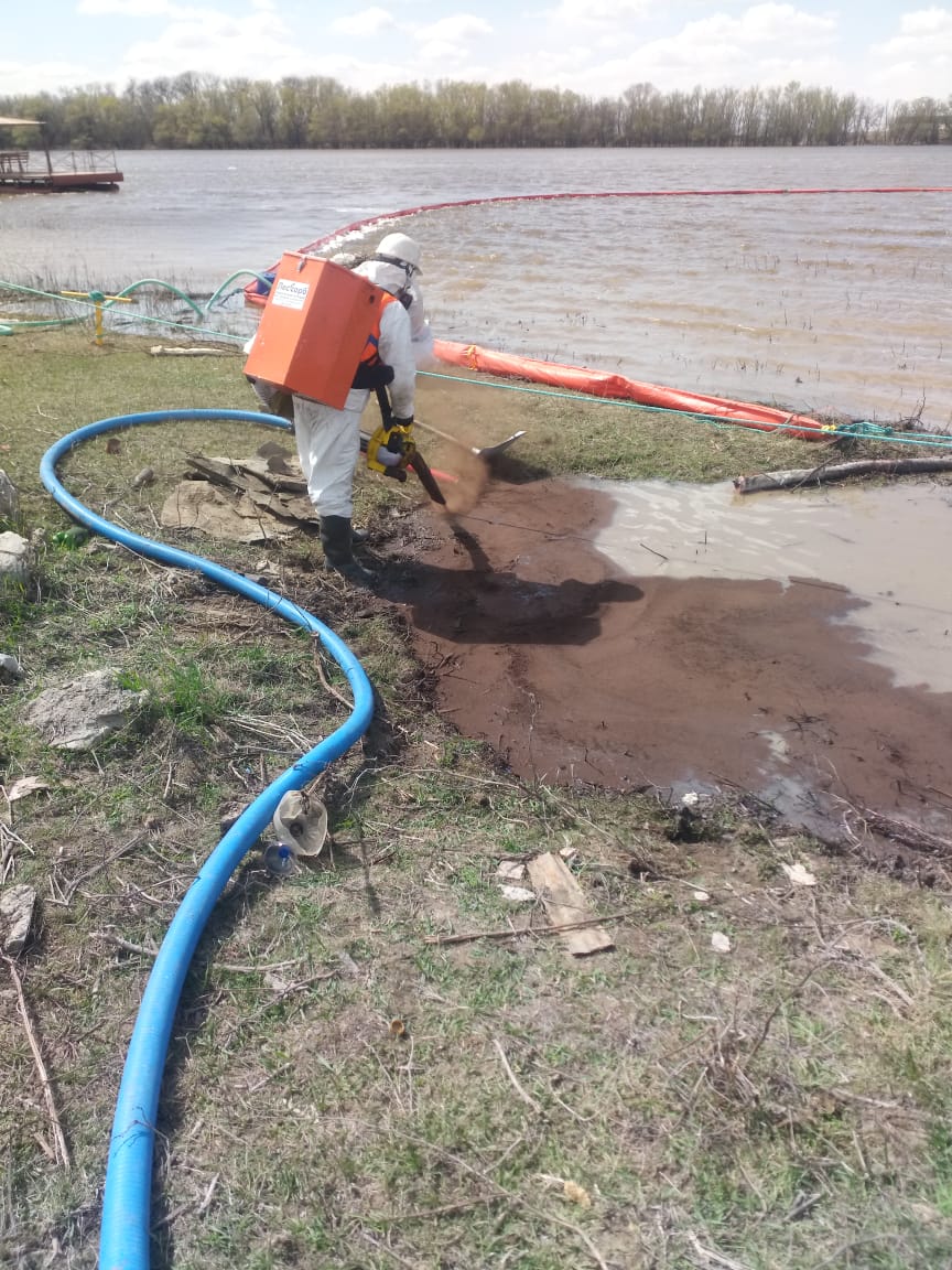 Эксперты очистили реку Кизань, в которую сбросили нефтяные отходы