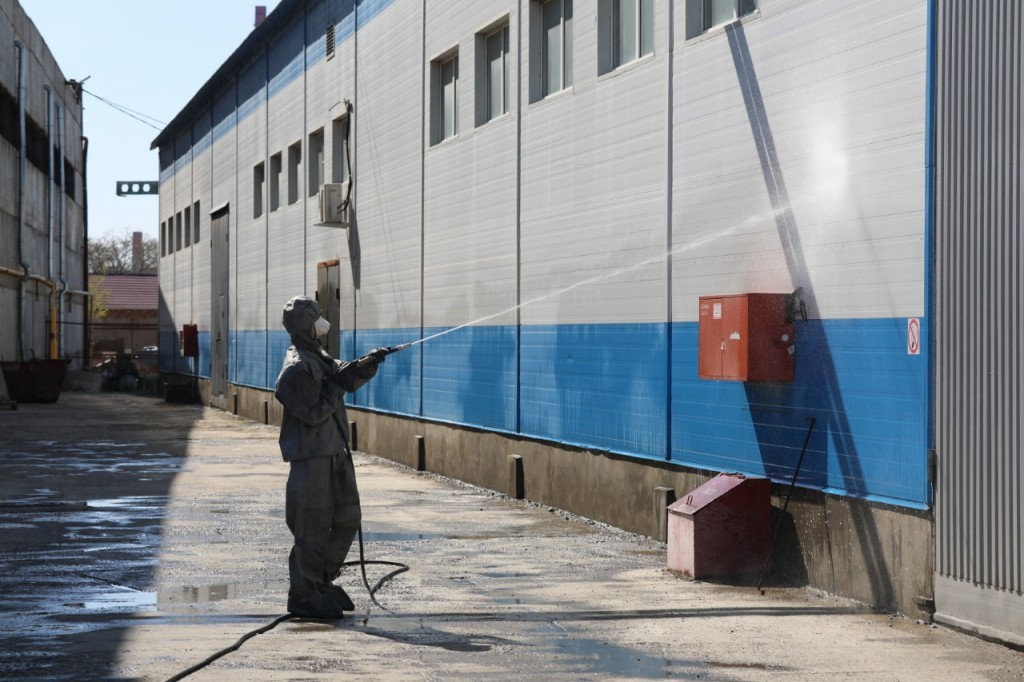 Военные химики РФ дезинфицировали вокзал, предприятия и больницы в Астрахани
