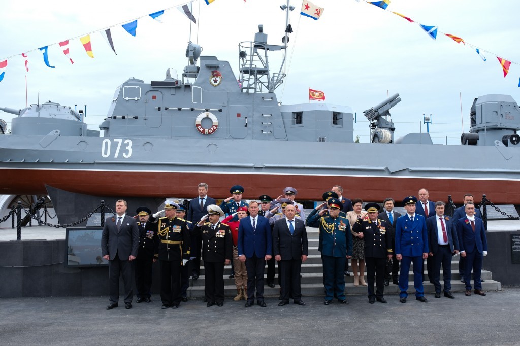 В Астрахани в День Победы открыли памятник военным морякам