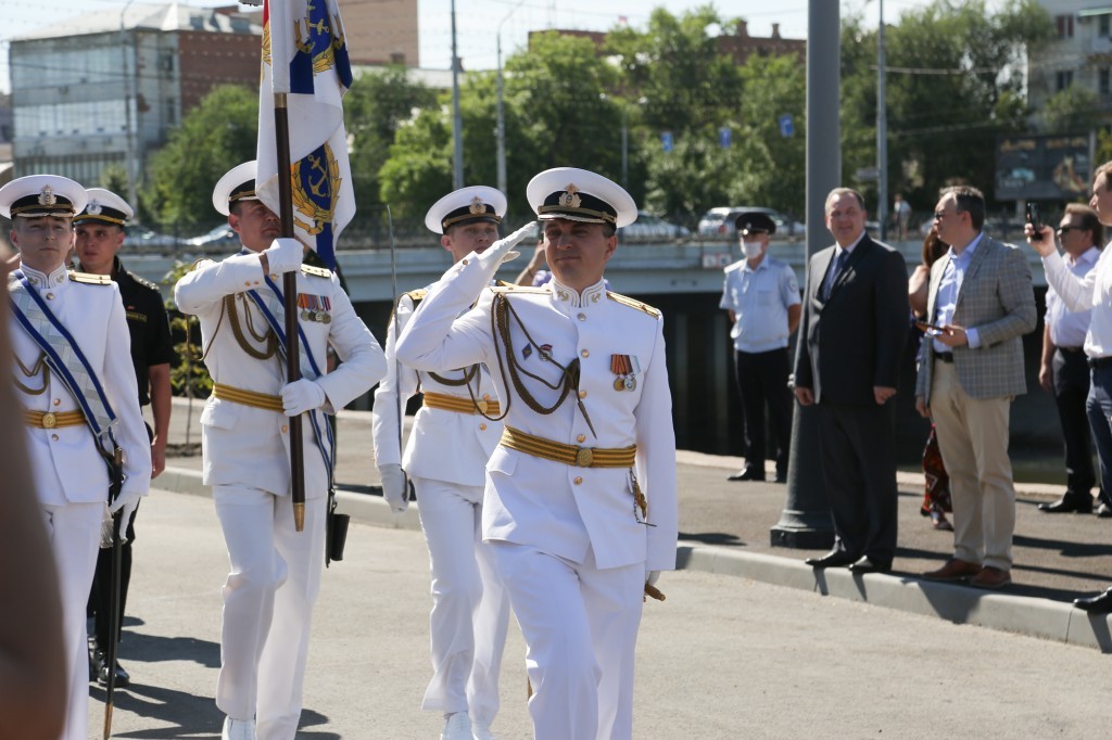 Астраханский губернатор поздравил военных моряков с Днем ВМФ