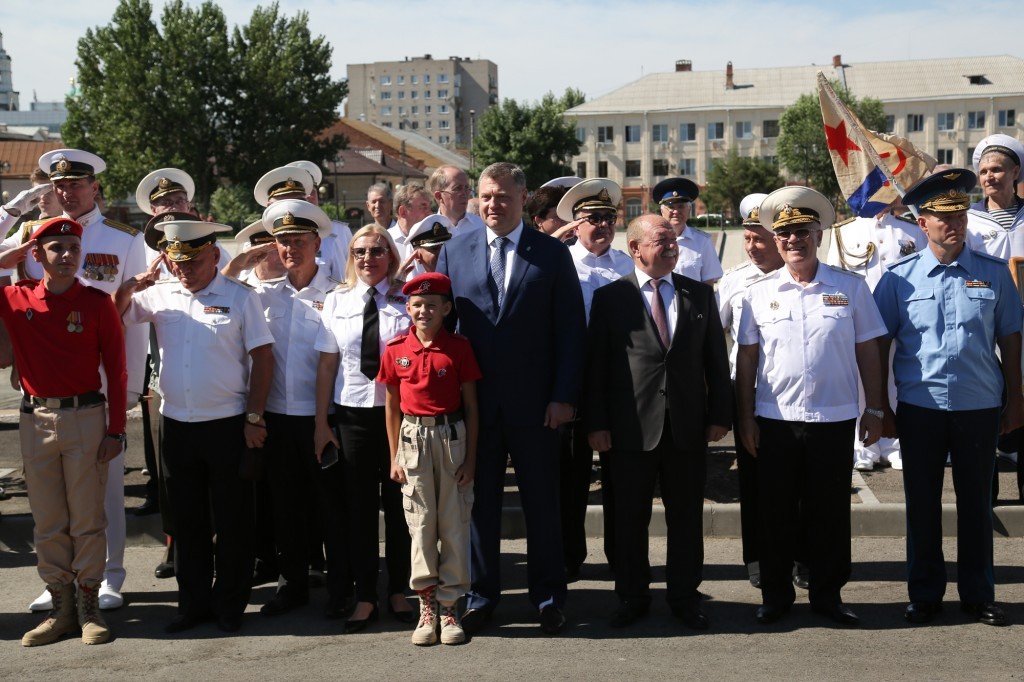 Астраханский губернатор поздравил военных моряков с Днем ВМФ
