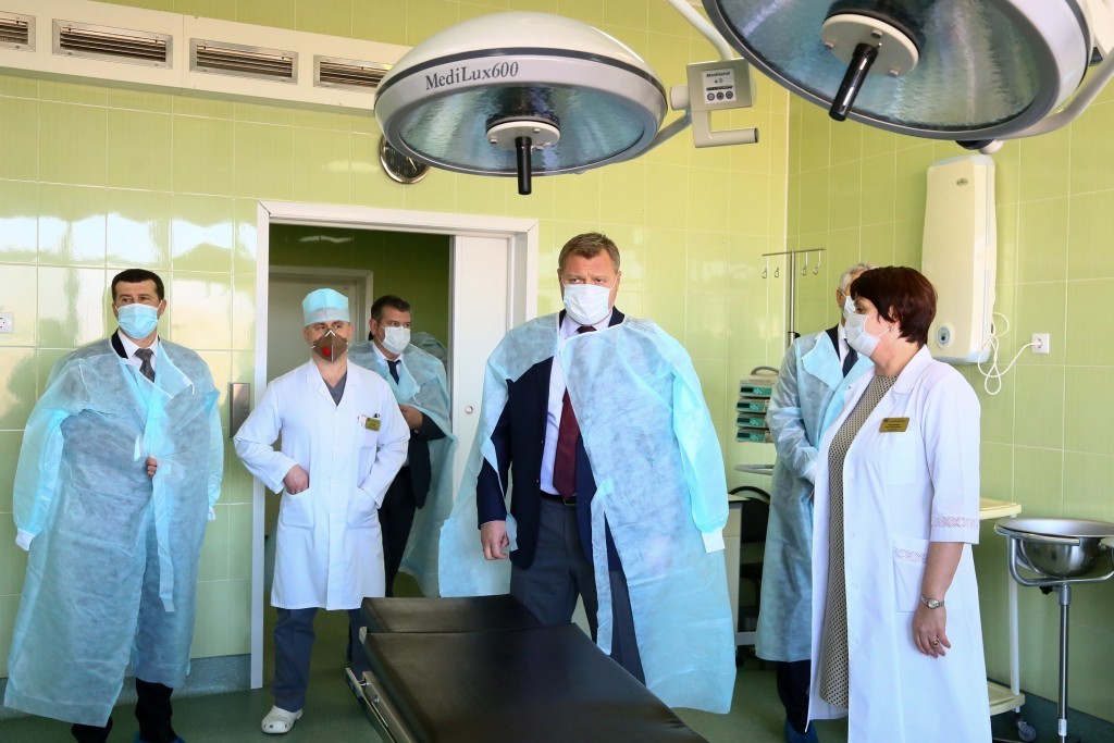 Астраханский губернатор передал ключи от новых машин скорой помощи руководителям больниц